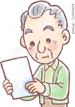 書類を確認する高齢男性 123939879