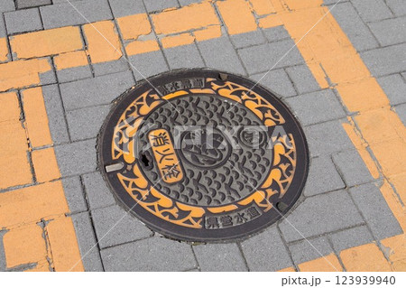 県の鳥カモメ 県の花ヤマユリ 県の県の木銀杏を配した神奈川県のマンホール蓋 123939940