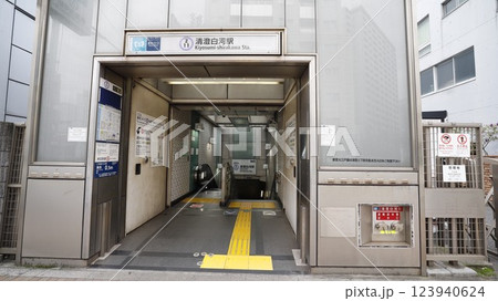 東京メトロ半蔵門線、都営地下鉄新宿線の清澄白河駅B2出入口、エスカレーターが設置 東京メトロ半蔵門線、都営地下鉄新宿線の清澄白河駅B2出入口、エスカレーターが設置 123940624