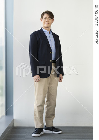 カメラ目線で笑顔の30代の男性 123940640