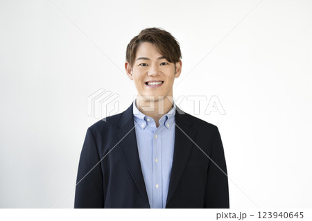 カメラ目線で笑顔の30代半ばの男性 123940645