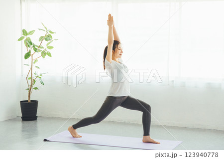 ヨガをする女性 123940778