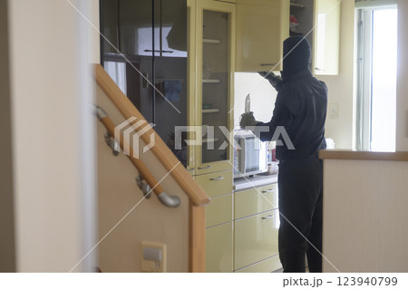家の中を漁る強盗のイメージ（鏡越し） 123940799