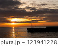 朝日と灯台 123941228