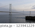 明石海峡大橋と灯台 123941229