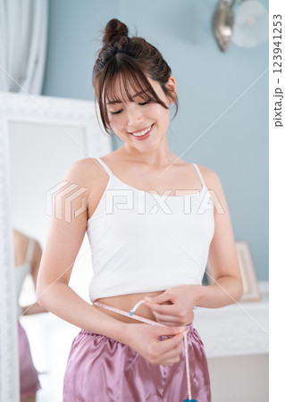 健康増進に励むスリムな女性 健康増進に励むスリムな女性 123941253