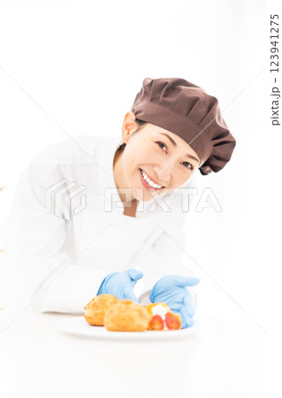 スイーツを前に笑顔のパティシエ スイーツを前に笑顔のパティシエ 123941275