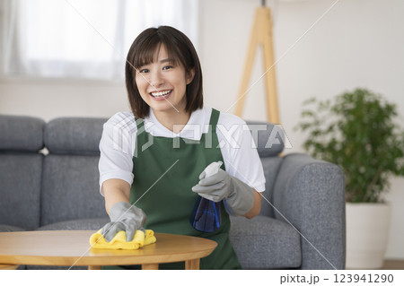 カメラ目線で笑顔の30代の女性清掃スタッフ　家事代行業者イメージ 123941290