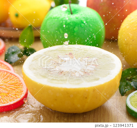 水滴がついたフレッシュな果物のイメージ （ 土佐文旦 りんご みかん レモン ） 123941371