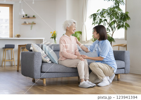 笑顔で話す介護スタッフとシニア女性 笑顔で話す介護スタッフとシニア女性 123941394
