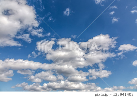 天空の青空に浮く雲の造形【背景素材】 123941405