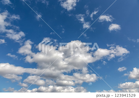 天空の青空に浮く雲の造形【背景素材】 天空の青空に浮く雲の造形【背景素材】 123941529
