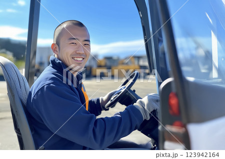 AI生成画像　フォークリフトを運転する若い日本人男性のポートレート 123942164