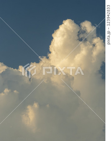 夕暮れの空と積乱雲 123942833