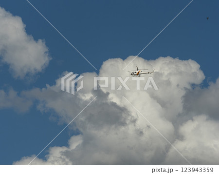 夏の青空とヘリコプター 123943359