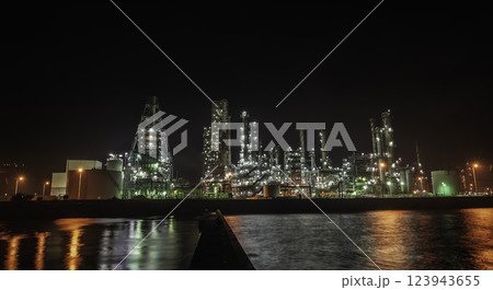 水面に反射する光 123943655