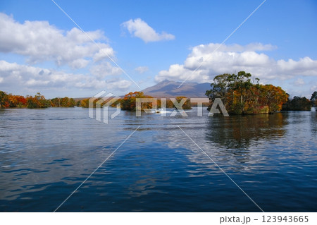 紅葉した大沼と湖面 123943665
