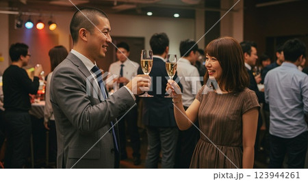 乾杯する男女 123944261