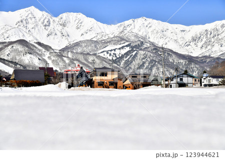 白馬村の風景／白馬三山方面を望む(長野県白馬村)【2025.3】 123944621