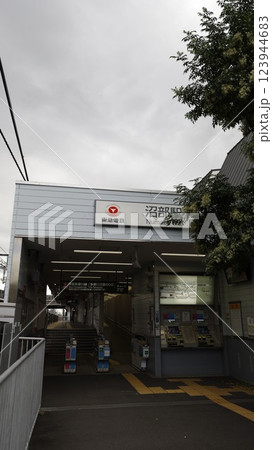 東急電鉄多摩川線の沼部駅、多摩川方面のりば 東急電鉄多摩川線の沼部駅、多摩川方面のりば 123944683
