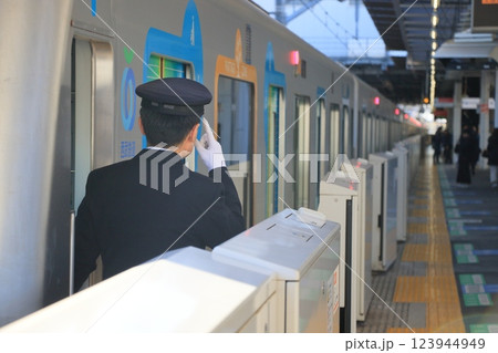 安全確認をする私鉄の車掌　出発進行 123944949
