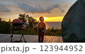 夕日を眺めるこども 123944952