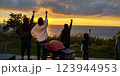 夕陽を眺める子供たち 123944953