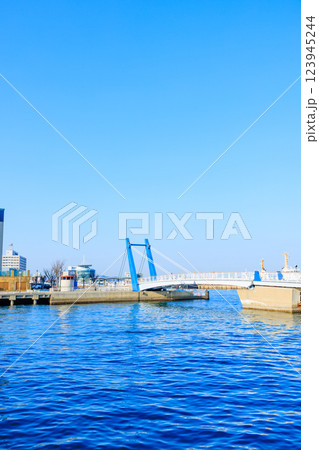 春の門司港レトロの街並み　福岡県北九州市 123945244