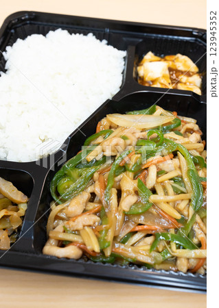 おいしい中華料理、青椒肉絲弁当 おいしい中華料理、青椒肉絲弁当 123945352