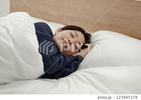 ベッドで寝る女性 123945378