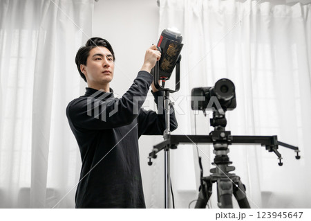 カメラマン　スタジオ　ライティング 123945647