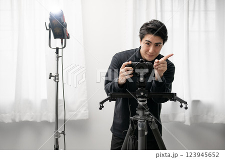 カメラマン スタジオ ライティング カメラマン スタジオ ライティング 123945652