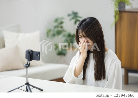 スマホで撮影する女性 123945666