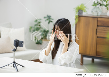 スマホで撮影する女性 123945667