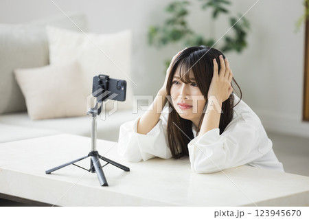 スマホで撮影する女性 123945670