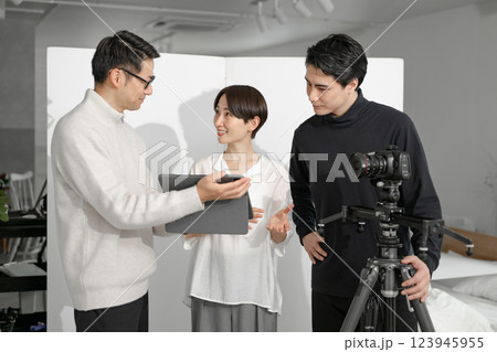 写真スタジオ　カメラマン　撮影現場 123945955