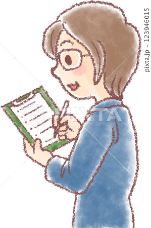 チェックリストに記入するメガネの中年女性職員 123946015