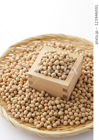 枡に盛った大豆 123946091