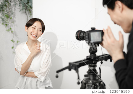 撮影現場　写真スタジオ　カメラマン 123946199