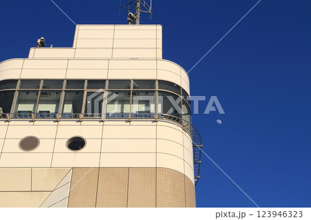 見上げたスカイタワーと月 123946323