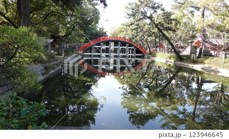 木製のアーチ橋 123946645