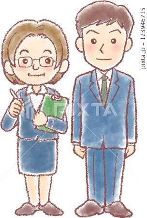職員二人_ベテラン女性と若手男性 職員二人_ベテラン女性と若手男性 123946715