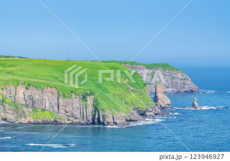 北海道厚岸町　夏の北海道　チンべの鼻展望台から眺める北海道の大地と太平洋 123946927