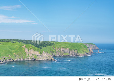 北海道厚岸町 夏の北海道 チンべの鼻展望台から眺める北海道の大地と太平洋 北海道厚岸町 夏の北海道 チンべの鼻展望台から眺める北海道の大地と太平洋 123946930