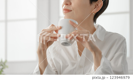 コーヒーカップを持つ女性 コーヒーカップを持つ女性 123946979