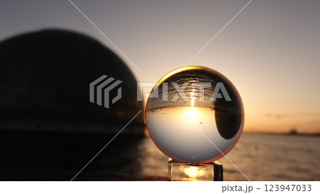 ガラスボールと夕日 123947033