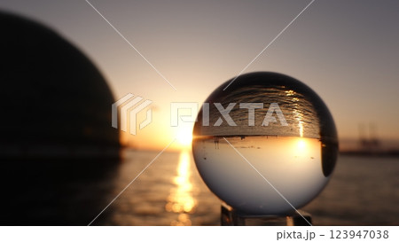 ガラスボールと夕日 123947038