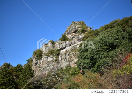 岩肌の見える山と青空 岩肌の見える山と青空 123947361