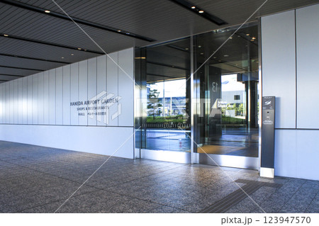 HOTELヴィラフォンテーヌ  エントランスホール側の羽田エアポートガーデン出入口 123947570