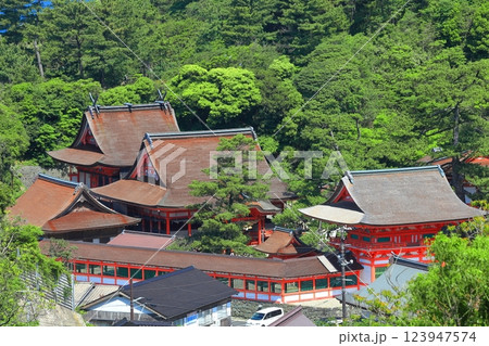 【島根県】晴天の日御碕神社の全景 【島根県】晴天の日御碕神社の全景 123947574
